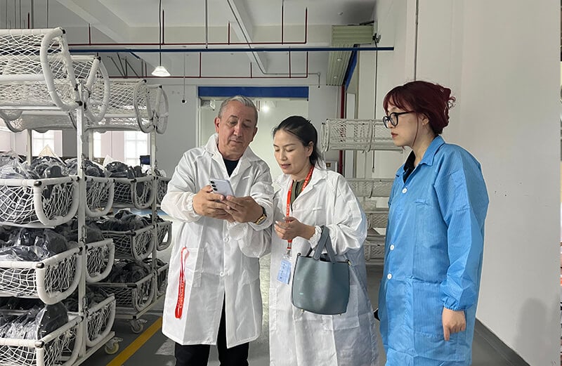 global-partners-inspecting-vacuum-cleaner-manufacturing-quality-minfu global-partners-inspecting-vacuum-cleaner-manufacturing-quality-minfu