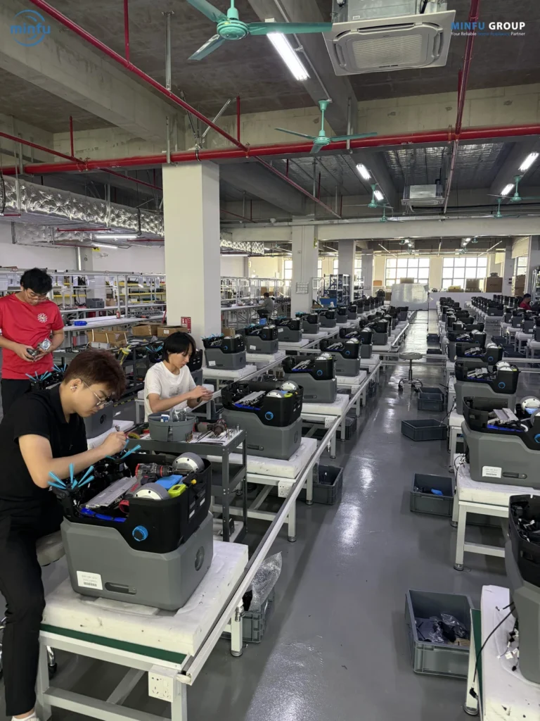 Montage gewerblicher Reinigungsroboter in der Produktionsstätte eines chinesischen OEM-Herstellers