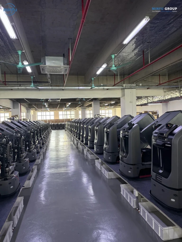 Gewerbliche Reinigungsroboter in einer chinesischen OEM-Fabrik vor der Auslieferung